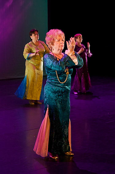 Marja-Leena Mikkola (etualalla). Kuva Tanssikeitaan Tanssiva Keidas 15 v näytöksestä, 2010
